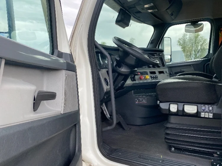 2021 Freightliner Cascadia in Phoenix, AZ — photo 9