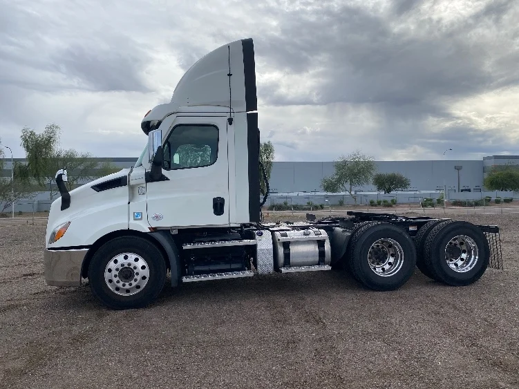 2021 Freightliner Cascadia in Phoenix, AZ — photo 4