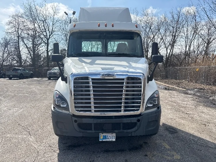 2020 Freightliner Cascadia - image 2