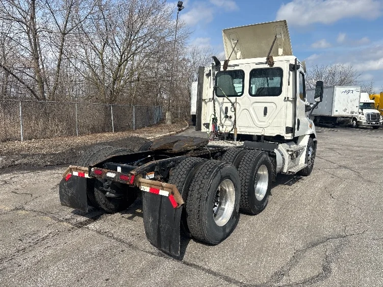 2020 Freightliner Cascadia - image 7