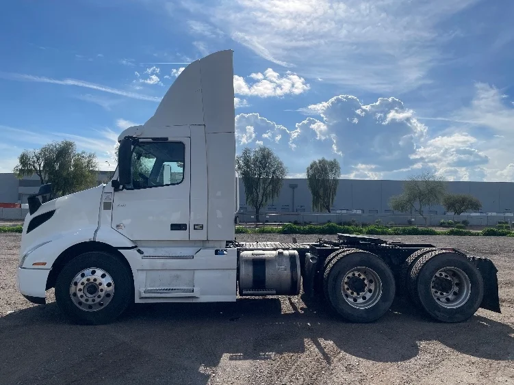 2020 Volvo VNR 640 - image 4