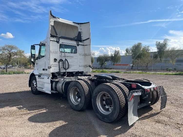 2020 Volvo VNR 640 in Phoenix, AZ — photo 5