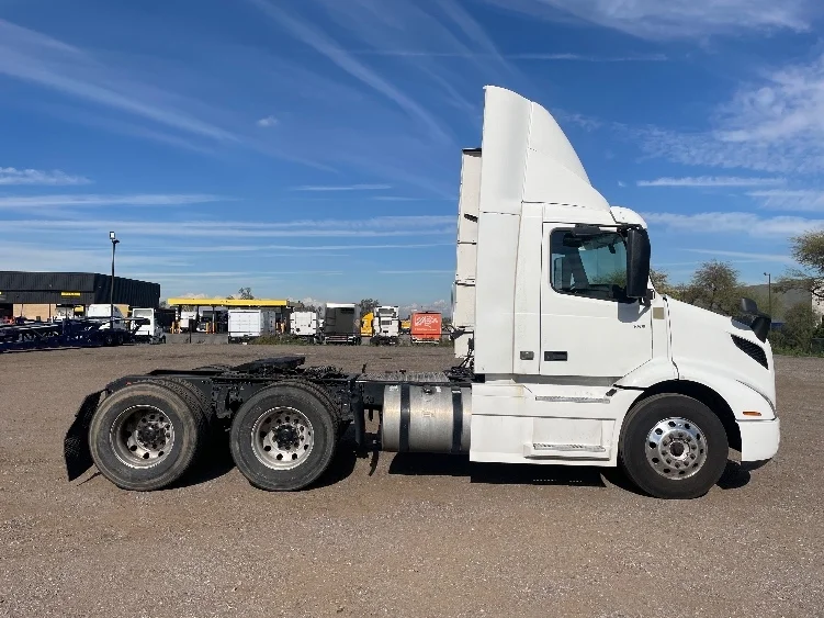 2020 Volvo VNR 640 in Phoenix, AZ — photo 8