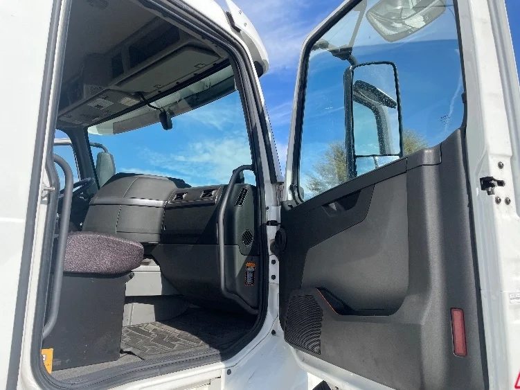 2020 Volvo VNR 640 in Phoenix, AZ — photo 10