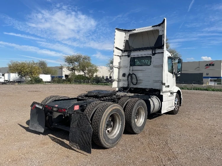 2020 Volvo VNR 640 in Phoenix, AZ — photo 7