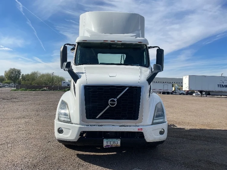 2020 Volvo VNR 640 in Phoenix, AZ — photo 2