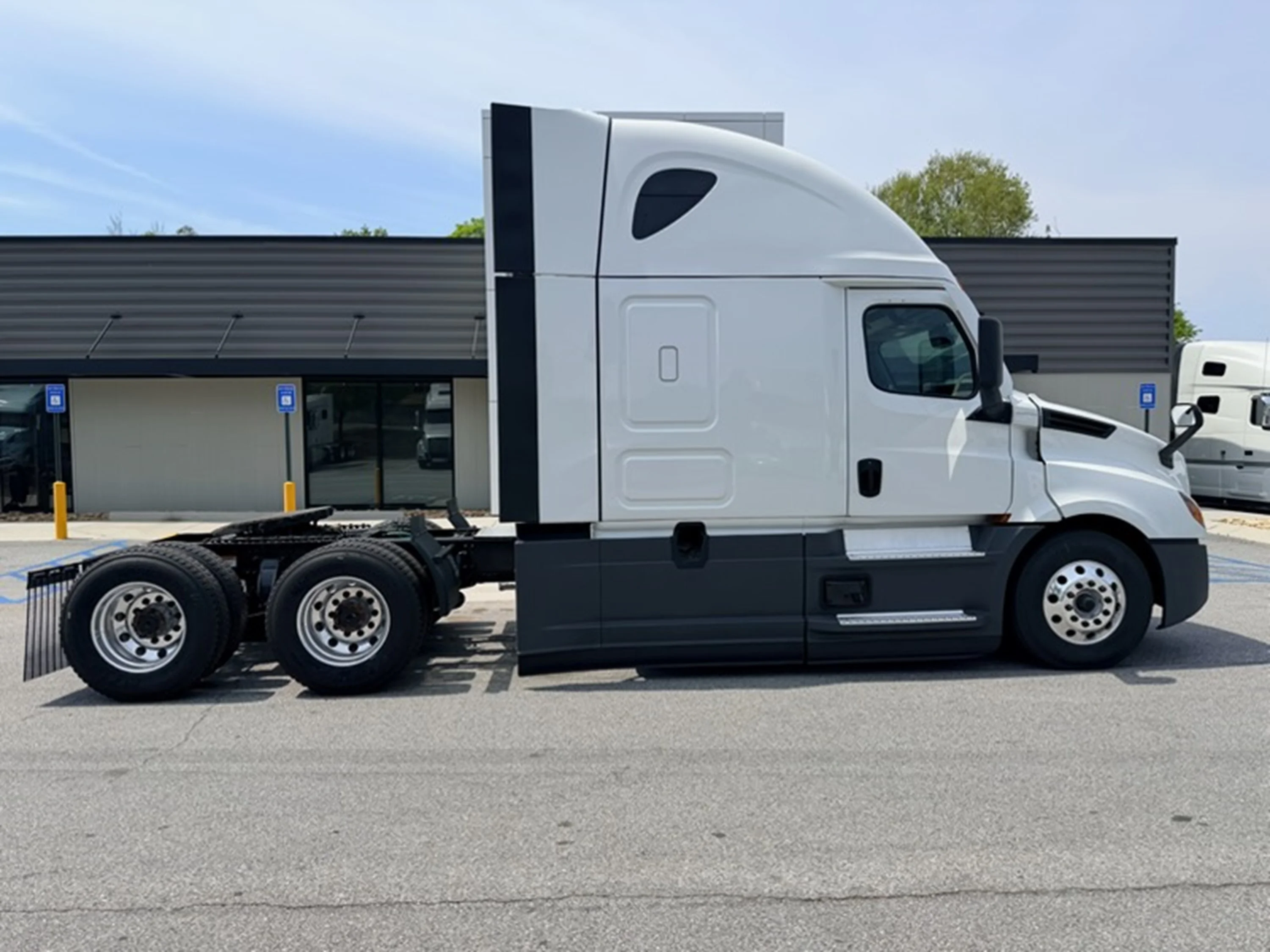 2024 Freightliner Cascadia - image 2