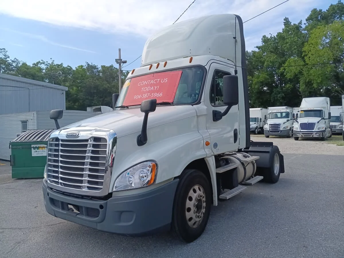 2018 Freightliner Cascadia - image 2