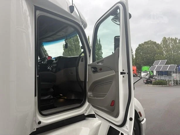 2022 Peterbilt 579 in Portland, OR — photo 14