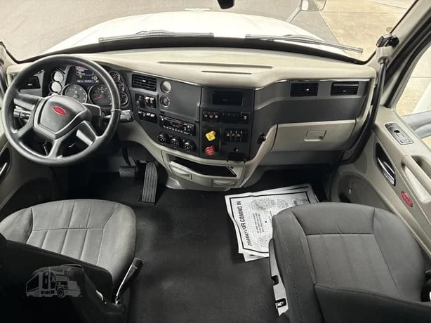2022 Peterbilt 579 in Portland, OR — photo 19