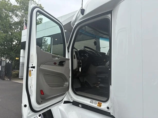 2022 Peterbilt 579 in Portland, OR — photo 12