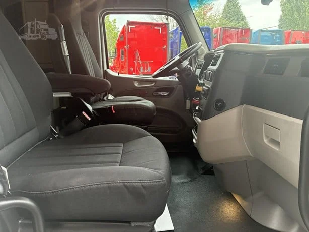 2022 Peterbilt 579 in Portland, OR — photo 15