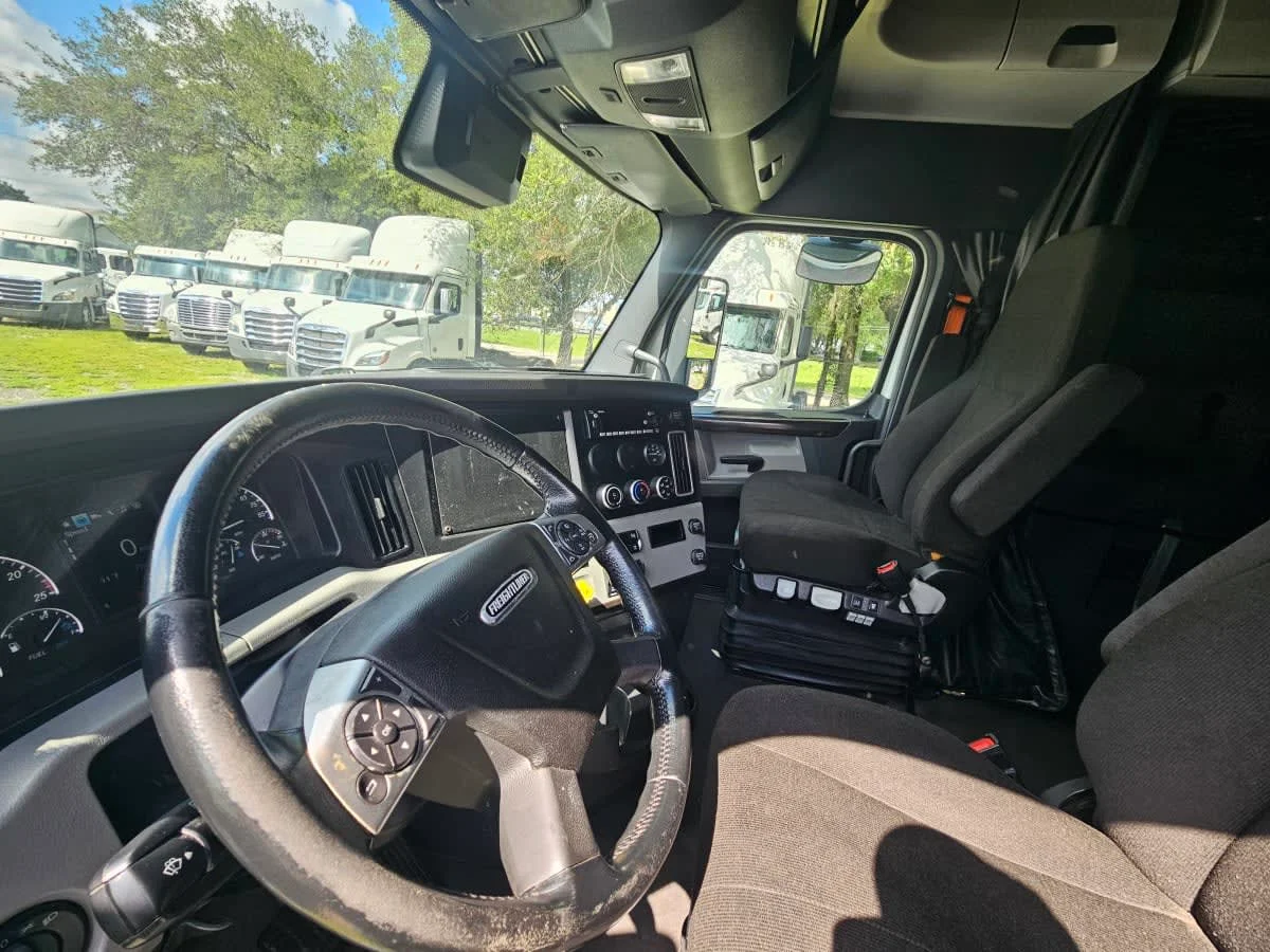 2022 Freightliner Cascadia in Orlando, FL — photo 7