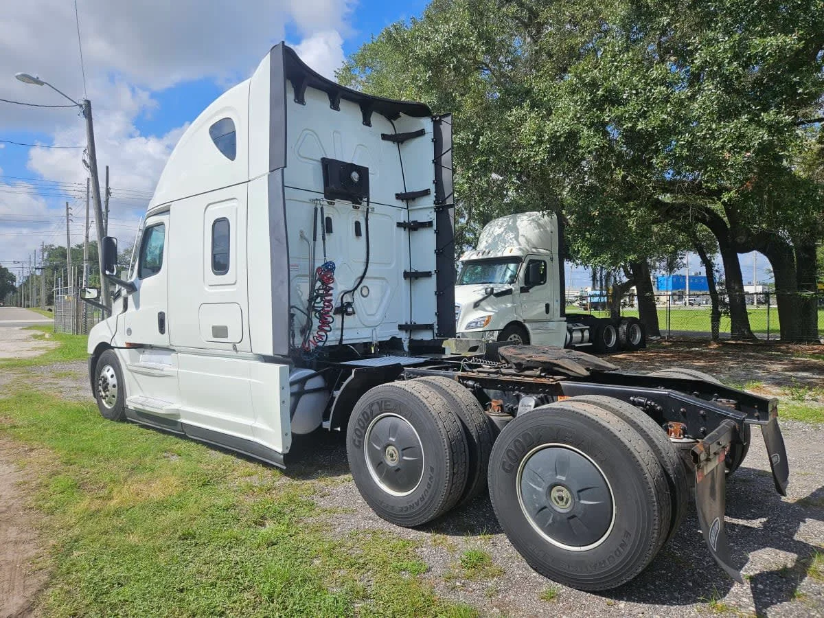 2022 Freightliner Cascadia in Orlando, FL — photo 6