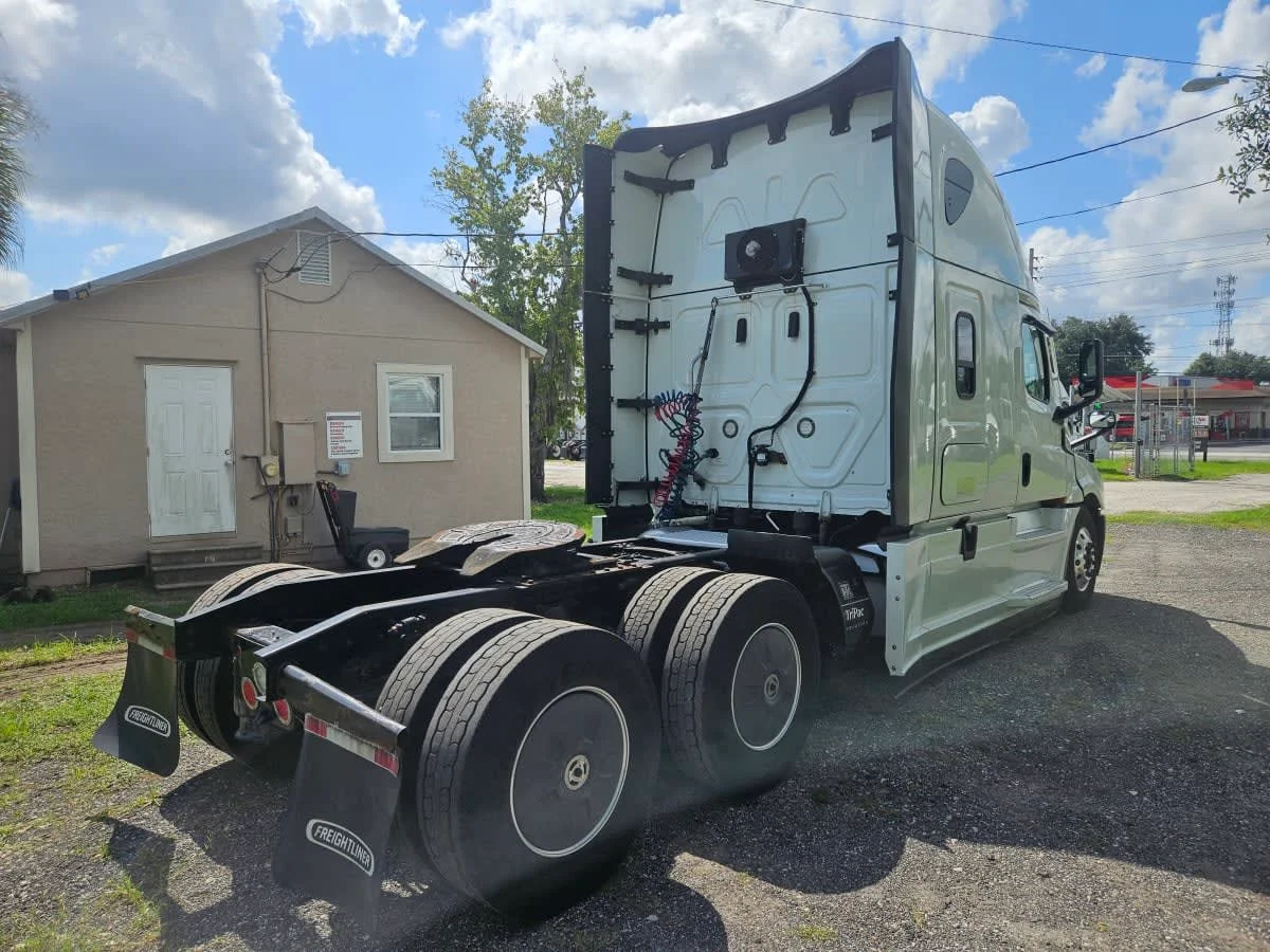 2022 Freightliner Cascadia in Orlando, FL — photo 4