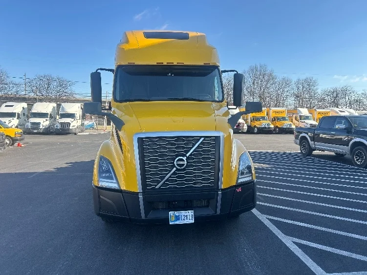 2022 Volvo VNL 760 in Louisville, KY — photo 2