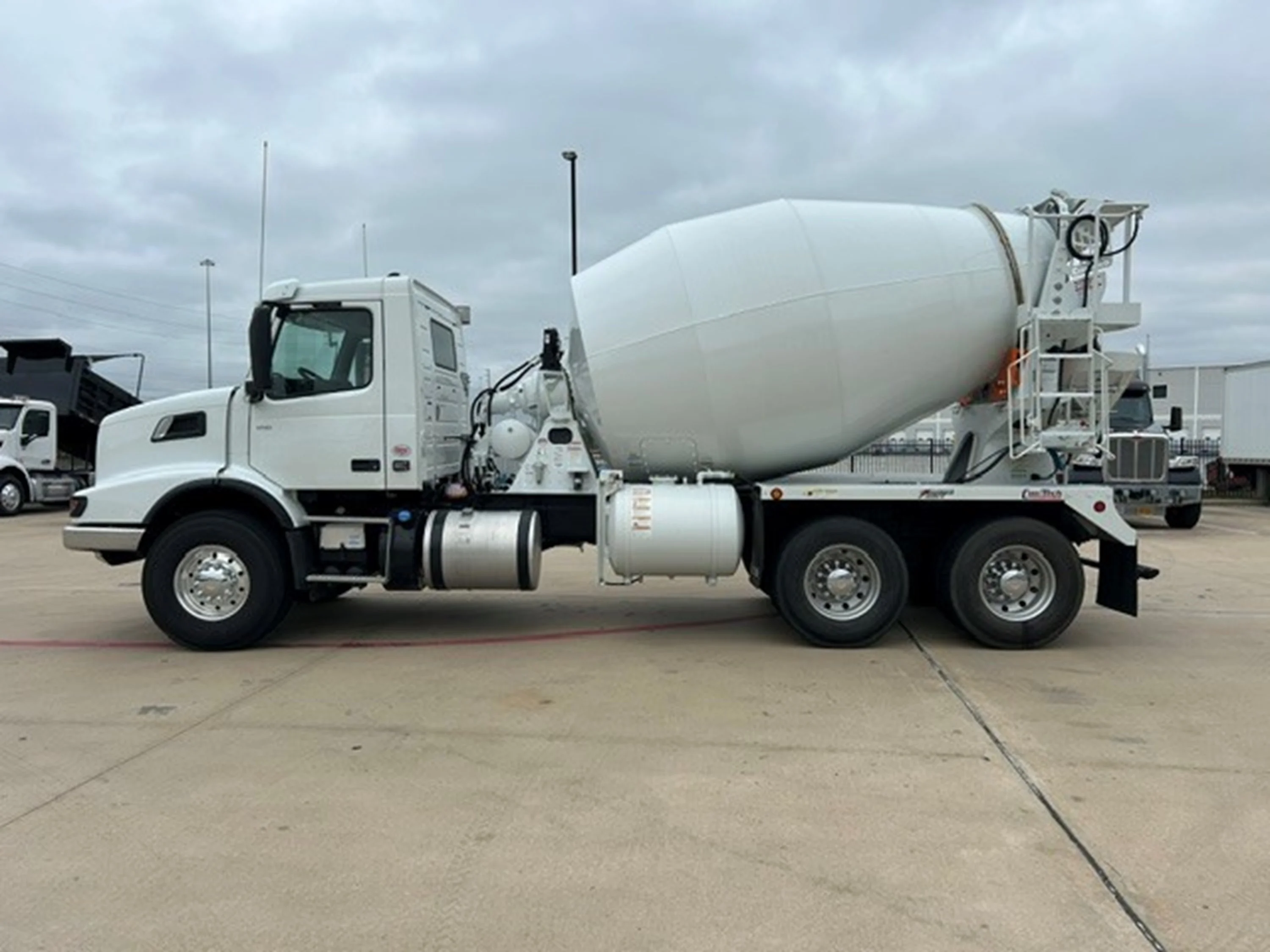 2026 Volvo VHD 300 in Houston, TX — photo 6
