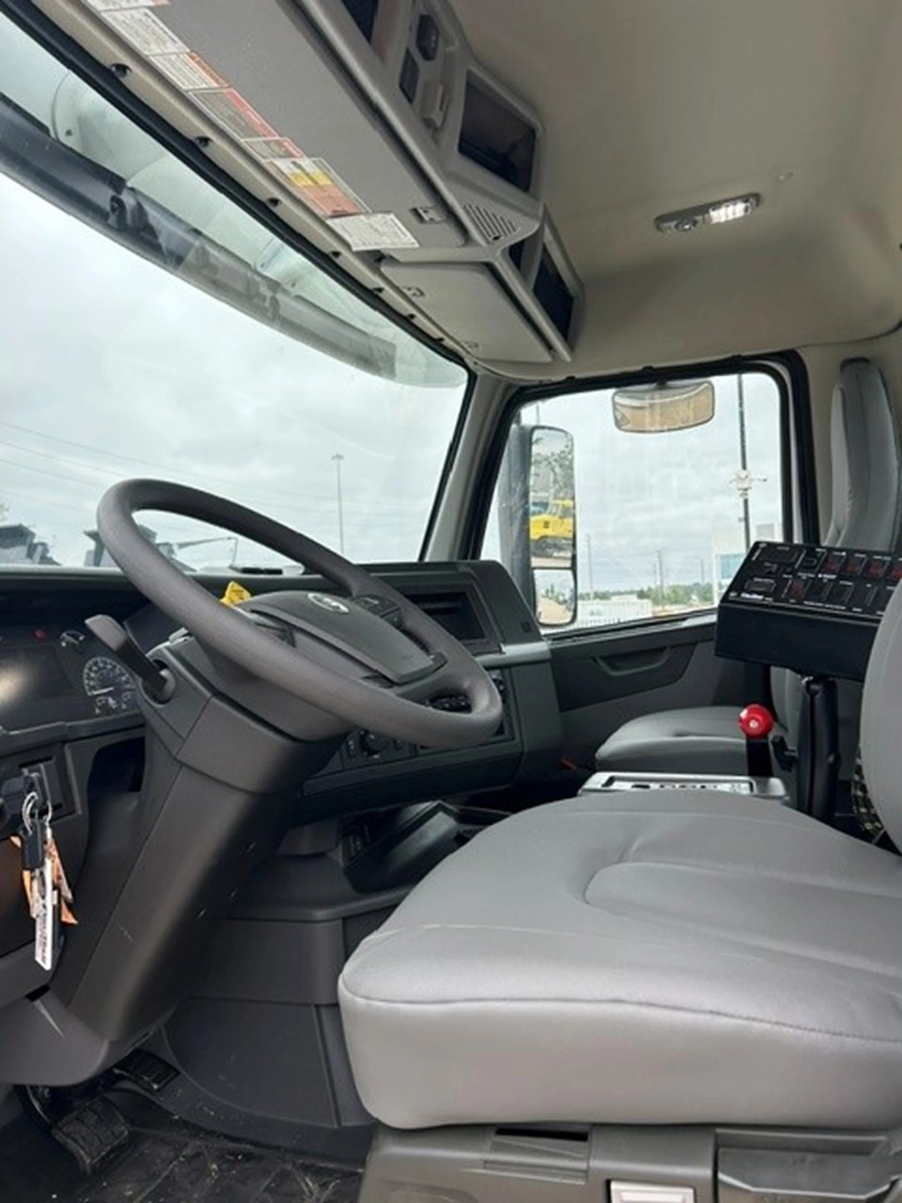 2026 Volvo VHD 300 in Houston, TX — photo 8