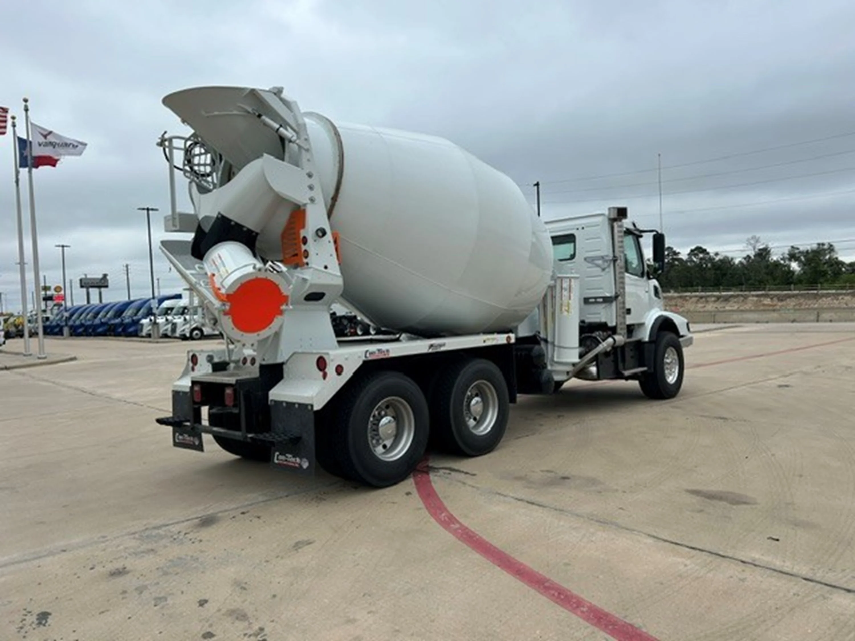 2026 Volvo VHD 300 in Houston, TX — photo 3