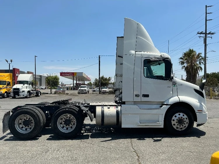 2020 Volvo VNR 640 in Fontana, CA — photo 8