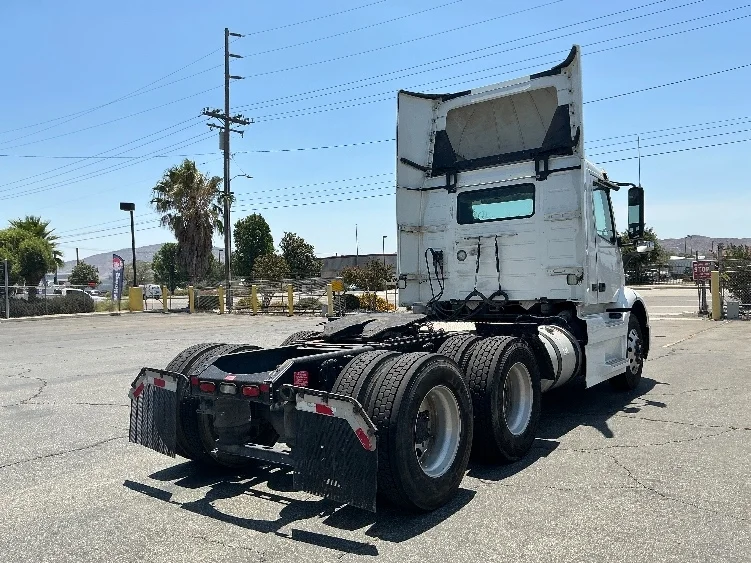 2020 Volvo VNR 640 in Fontana, CA — photo 7