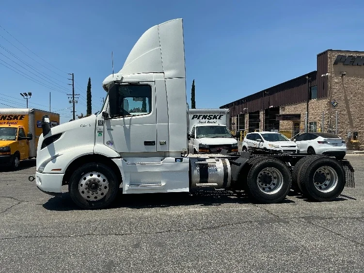 2020 Volvo VNR 640 in Fontana, CA — photo 4
