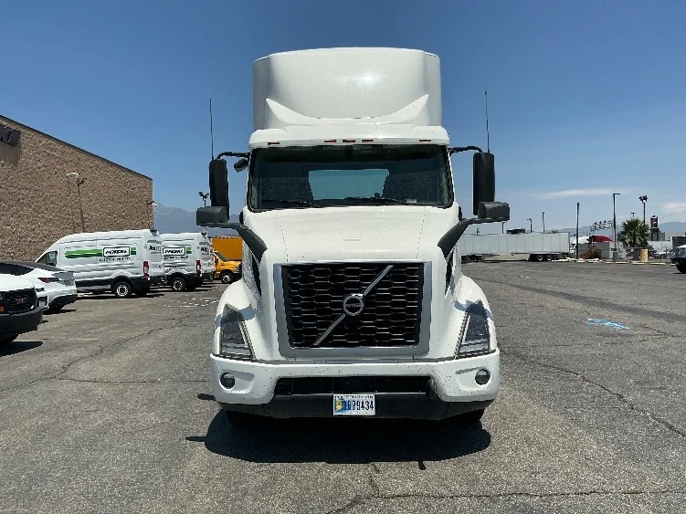 2020 Volvo VNR 640 in Fontana, CA — photo 2