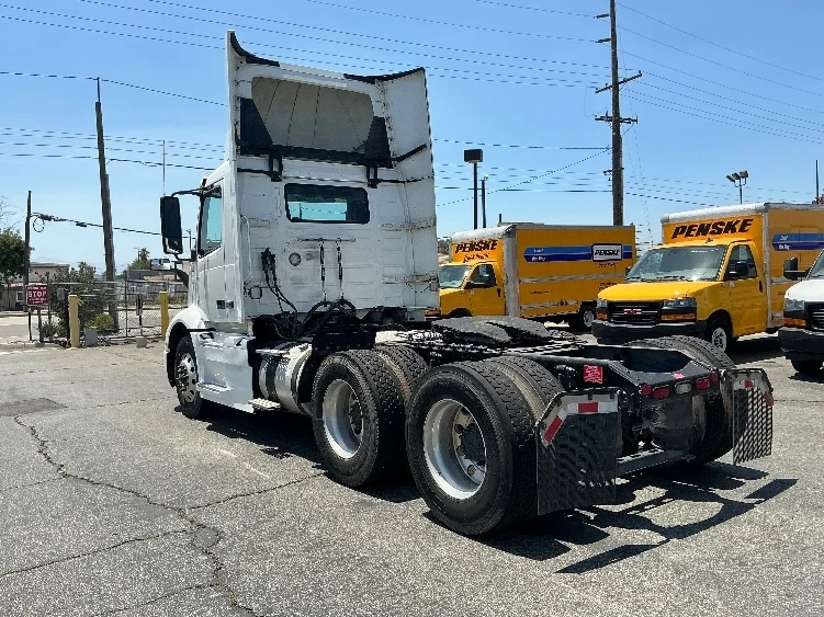 2020 Volvo VNR 640 in Fontana, CA — photo 5
