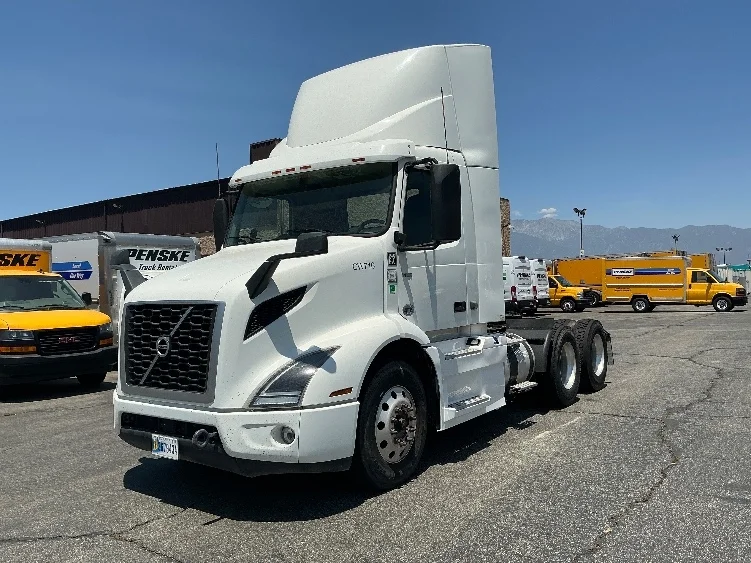 2020 Volvo VNR 640 in Fontana, CA — photo 3