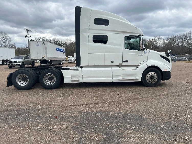 2021 Volvo VNL 760 - image 8