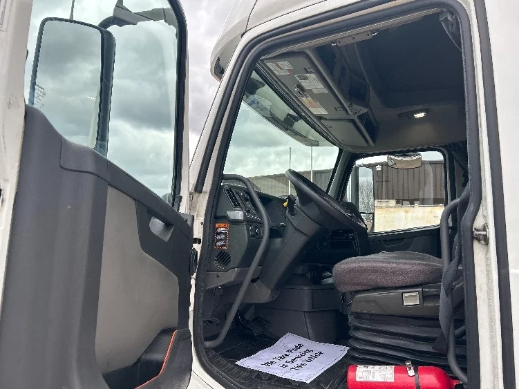 2021 Volvo VNL 760 - image 9