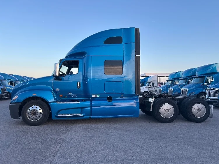 2021 International LT - image 4