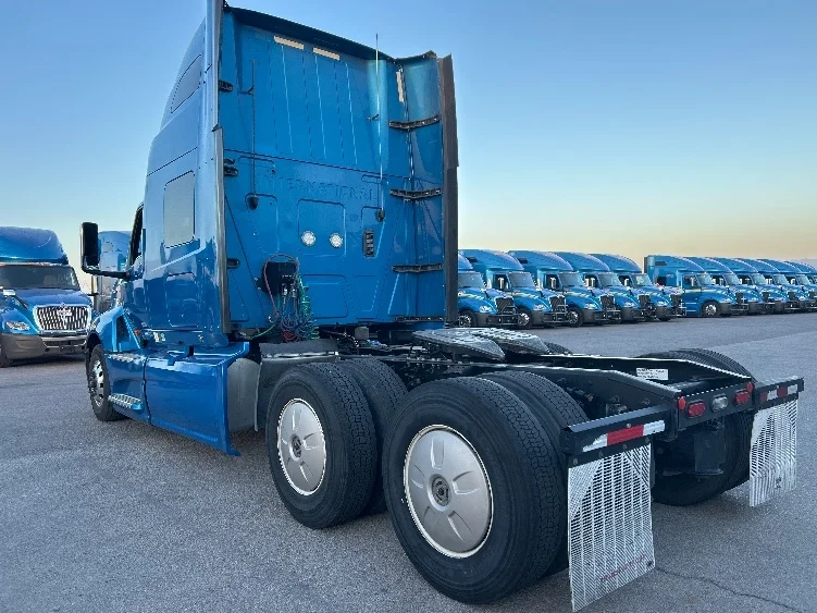 2021 International LT - image 5