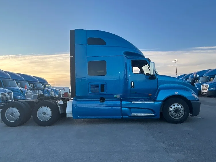 2021 International LT - image 8