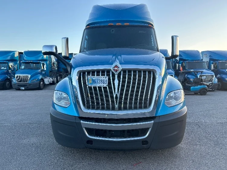 2021 International LT - image 2