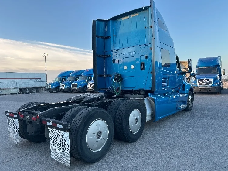 2021 International LT - image 7