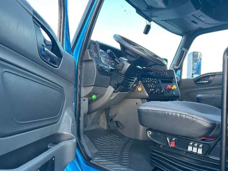 2021 International LT - image 9