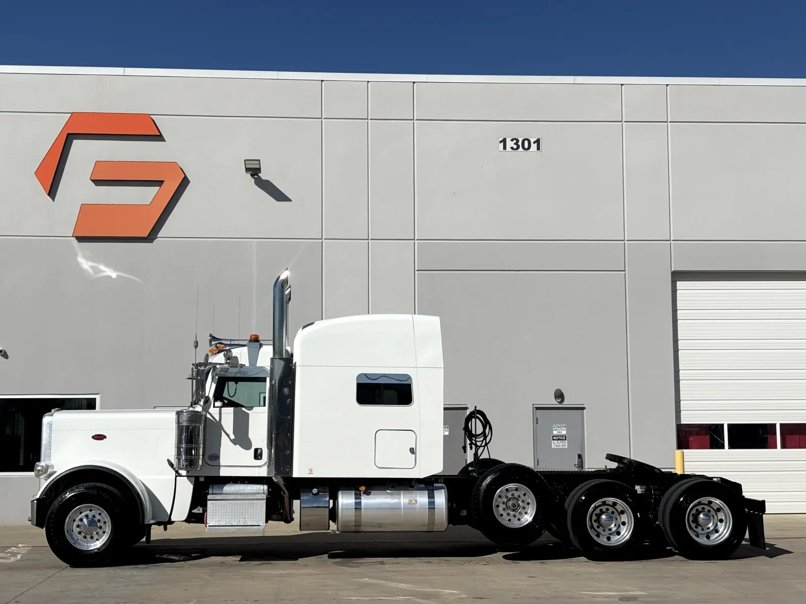 2022 Peterbilt 389 in Hutchins, TX — photo 4