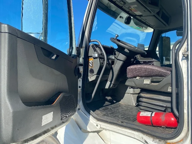 2020 Volvo - image 9