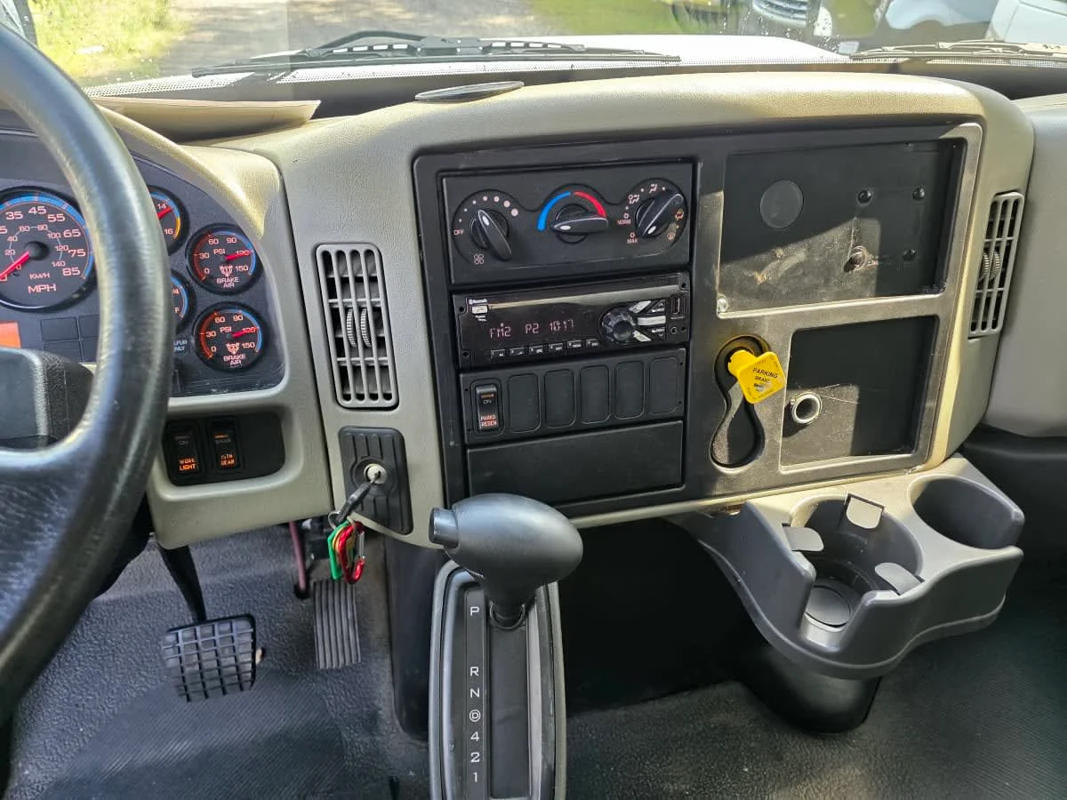 2018 International 4300 - image 11