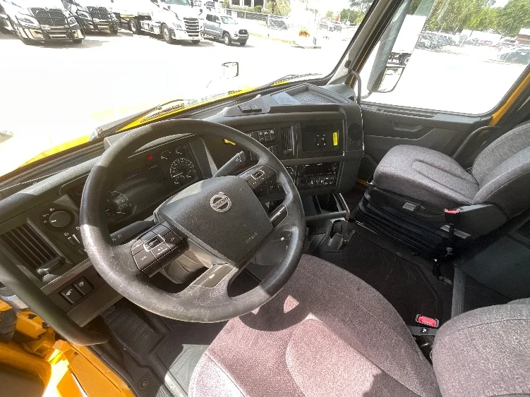 2022 Volvo VNL 760 - image 10
