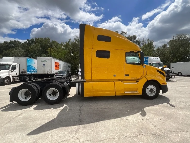 2022 Volvo VNL 760 - image 8