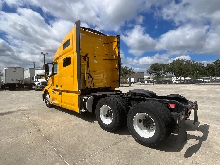 2022 Volvo VNL 760 - image 5