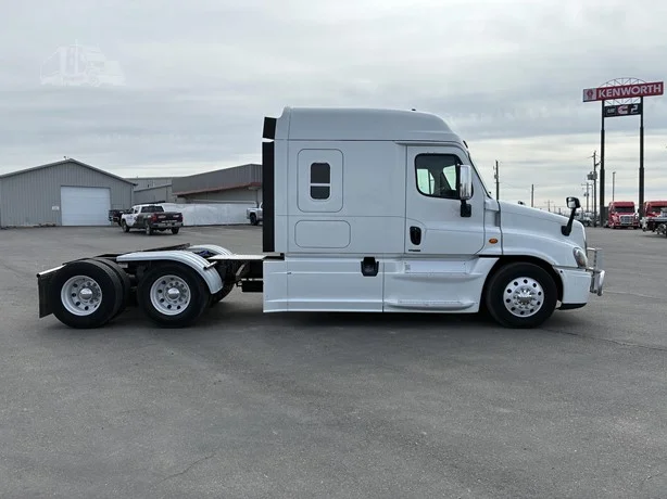 2015 Freightliner Cascadia - image 6