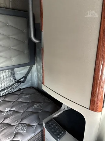 2015 Freightliner Cascadia - image 41