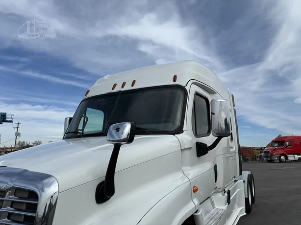 2015 Freightliner Cascadia - image 10