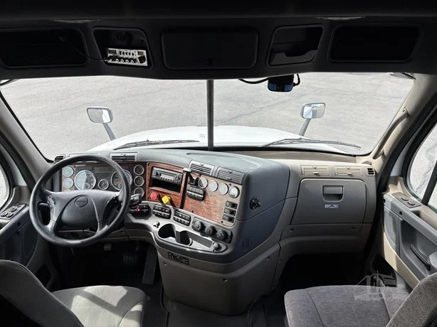 2015 Freightliner Cascadia - image 38