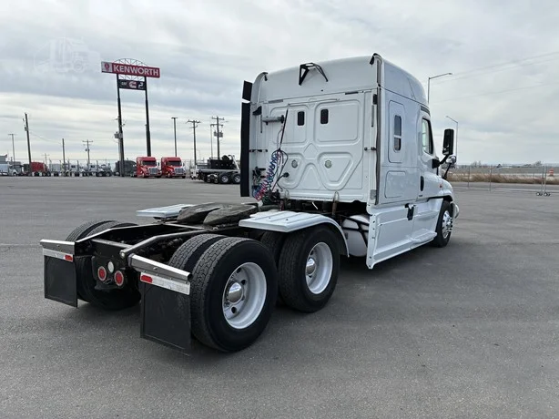 2015 Freightliner Cascadia - image 5