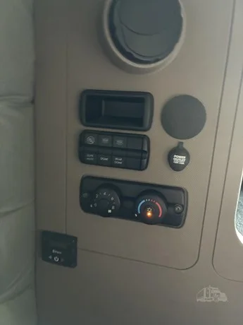 2015 Freightliner Cascadia - image 43