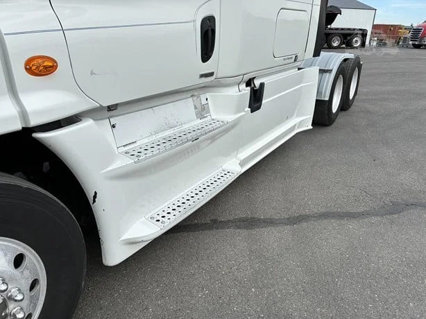 2015 Freightliner Cascadia - image 12